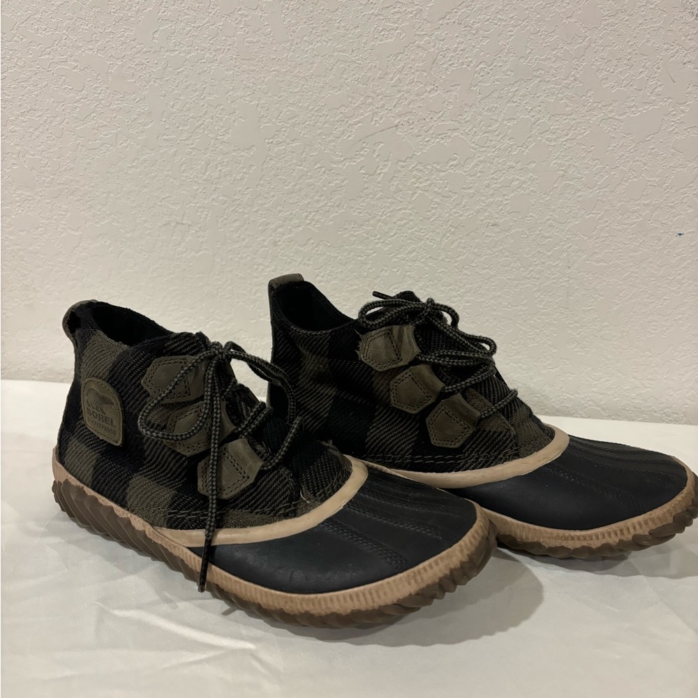 Sorel Black and Green Plaid Lace-Up Shoes